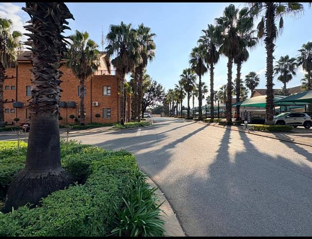 112M² OFFICE TO LET IN FOURWAYS